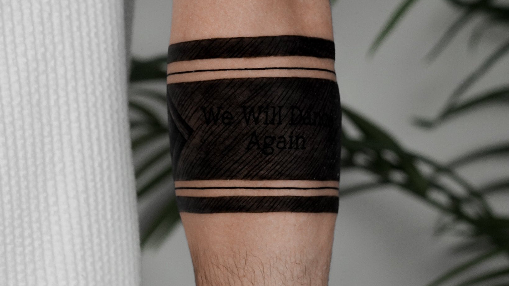 קעקוע צמיד לגבר: תכשיט נצחי שלא יורד לעולם - John Boy Tattoo