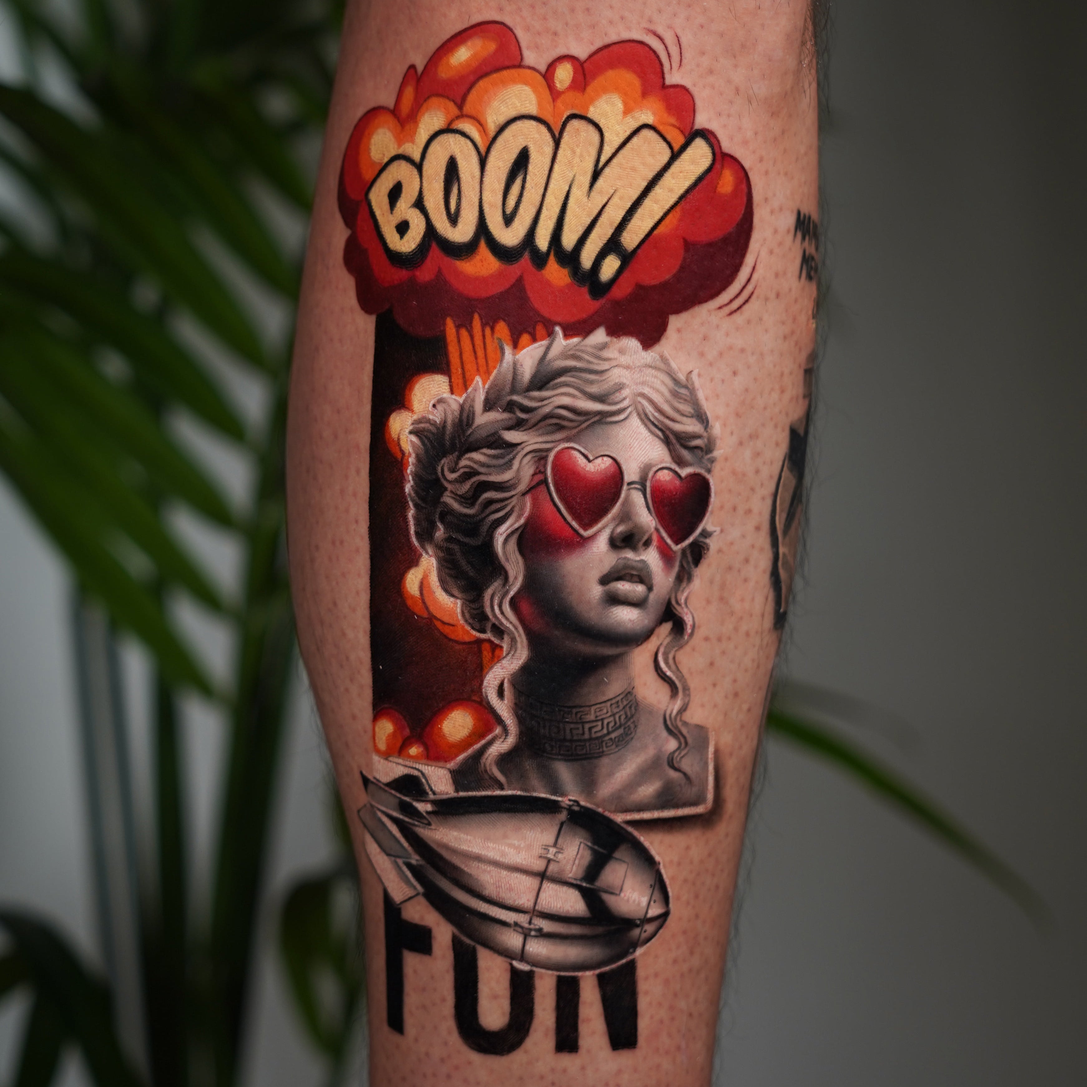 John Boy Tattoo large-tattoo-pop-art-statue-heart-sunglasses-color-leg-grand-tatouage-pop-art-statue-lunettes-coeur-tatuaje-grande-pop-art-estatua-gafas-corazon-john-boy-tattoo-israel