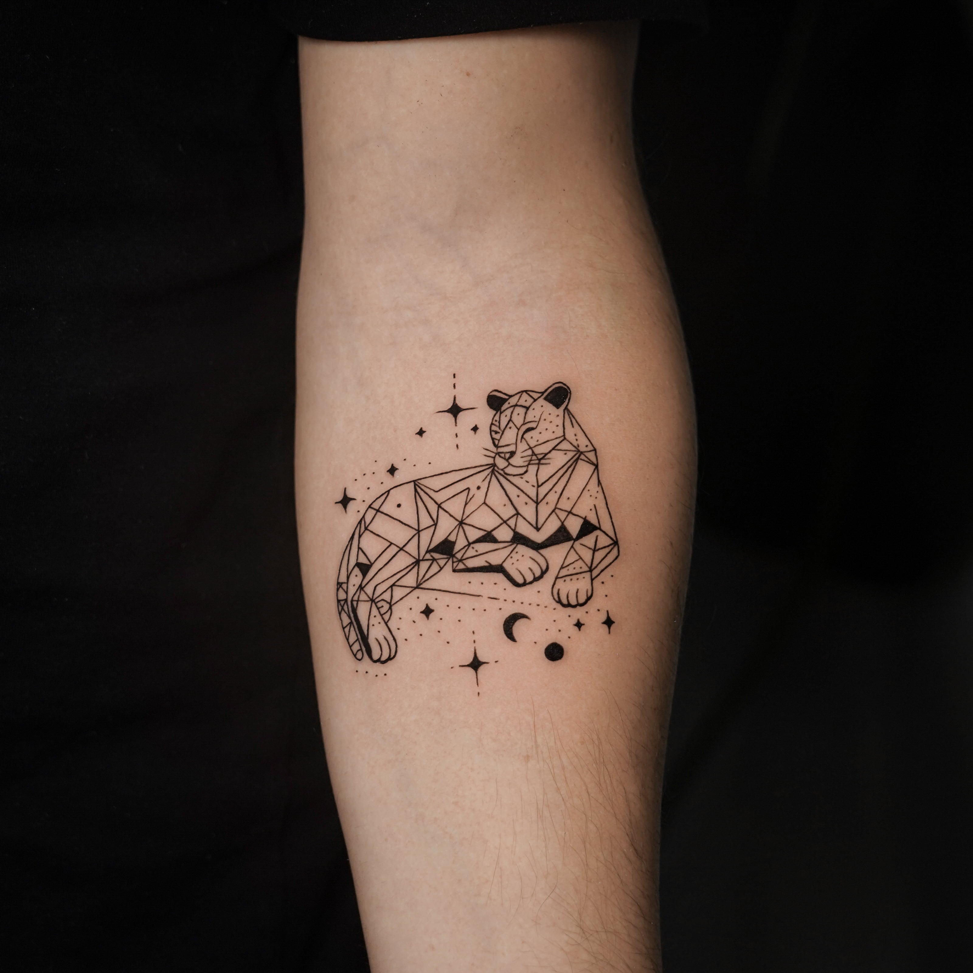 John Boy Tattoo small-tattoo-geometric-tiger-stars-moon-blackwork-petit-tatouage-tigre-geometrique-etoiles-lune-tatuaje-pequeno-tigre-geometrico-estrellas-luna-john-boy-tattoo-israel
