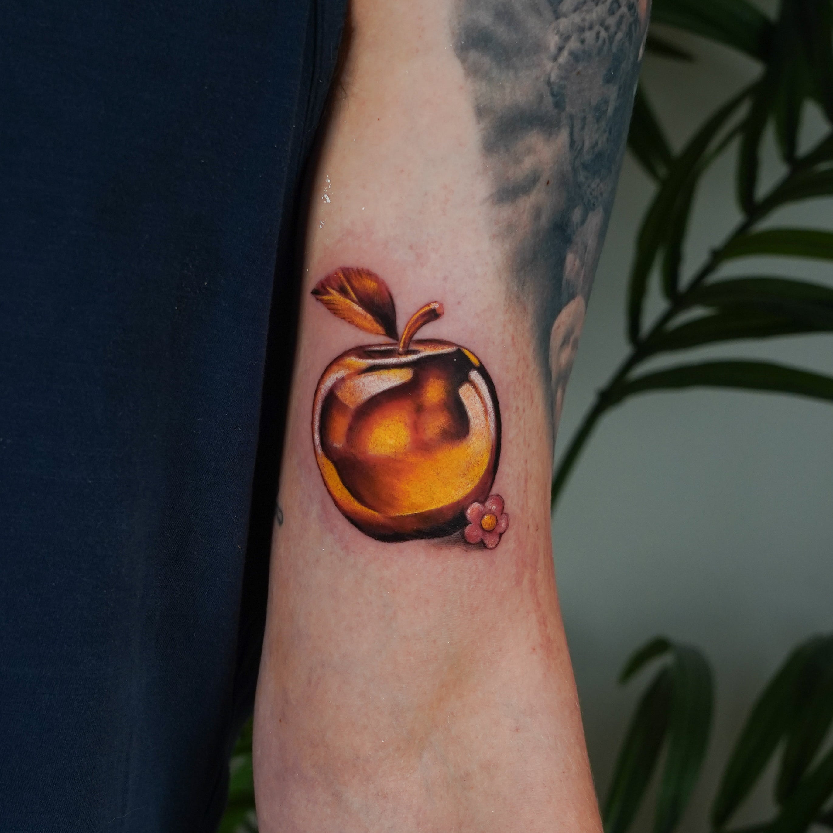 John Boy Tattoo small-tattoo-golden-apple-color-realism-arm-petit-tatouage-pomme-doree-bras-tatuaje-pequeno-manzana-dorada-brazo-john-boy-tattoo-israel