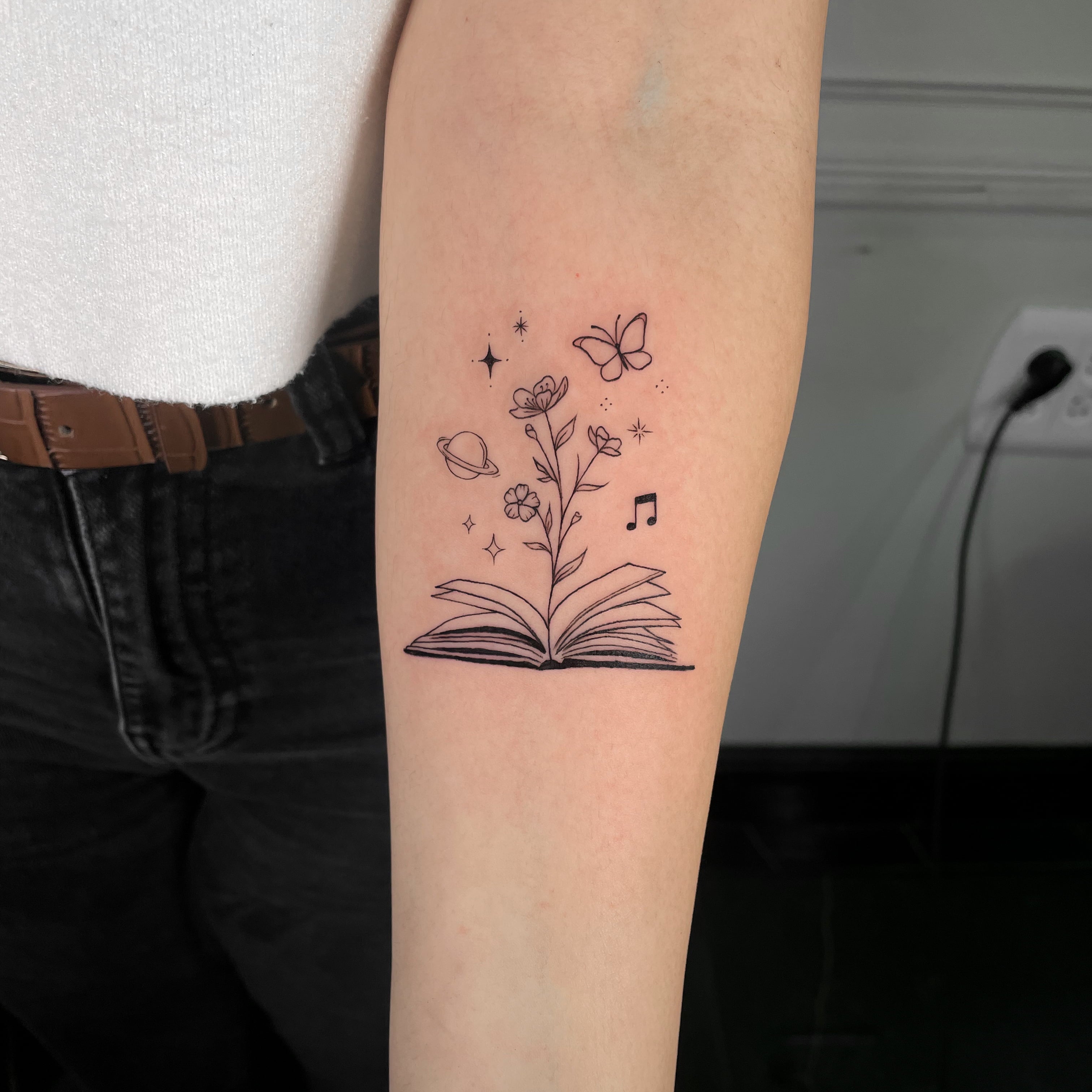 John Boy Tattoo small-tattoo-open-book-flowers-butterfly-fine-line-petit-tatouage-livre-ouvert-fleurs-papillon-tatuaje-pequeno-libro-abierto-flores-mariposa-john-boy-tattoo-israel