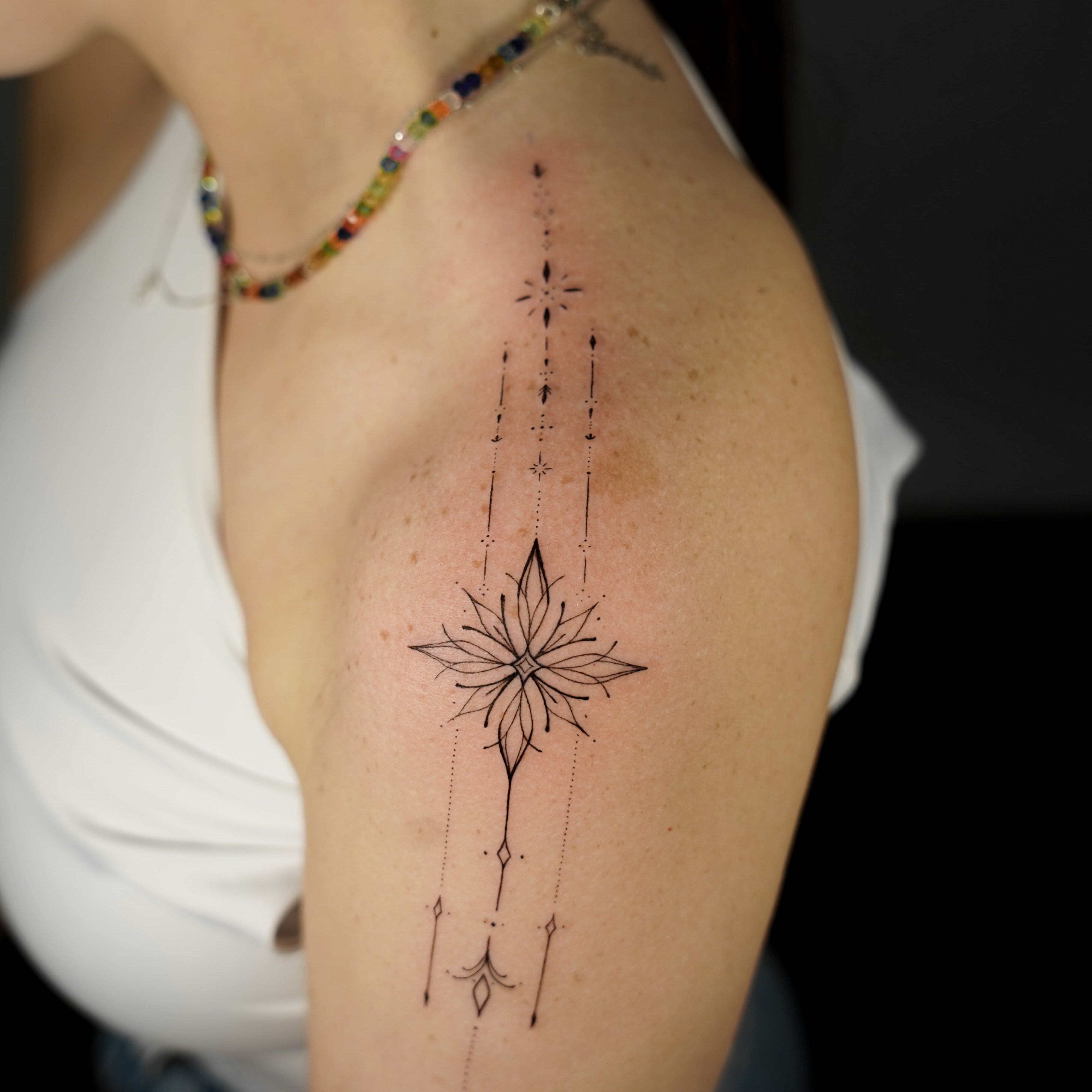 John Boy Tattoo small-tattoo-ornamental-flower-dotwork-arrows-fine-line-shoulder-petit-tatouage-fleur-ornementale-epaule-tatuaje-pequeno-flor-ornamental-hombro-john-boy-tattoo-israel