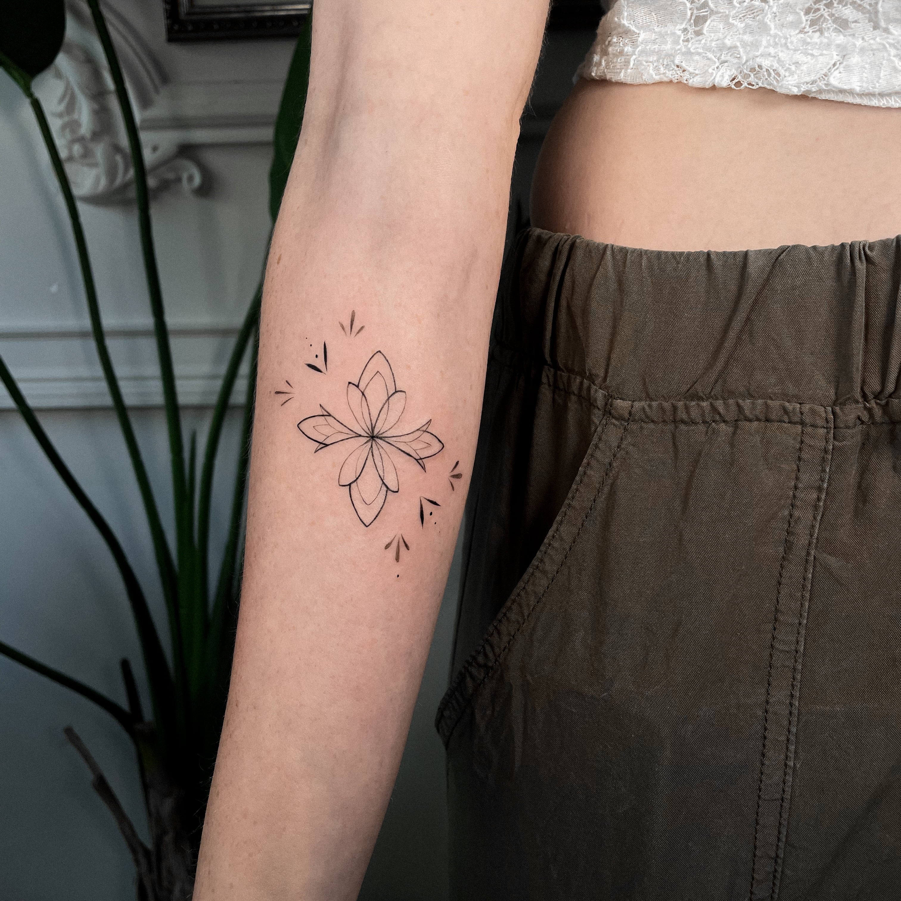 John Boy Tattoo small-tattoo-ornamental-lotus-flower-sparkles-fine-line-petit-tatouage-fleur-lotus-ornementale-tatuaje-pequeno-flor-loto-ornamental-john-boy-tattoo-israel