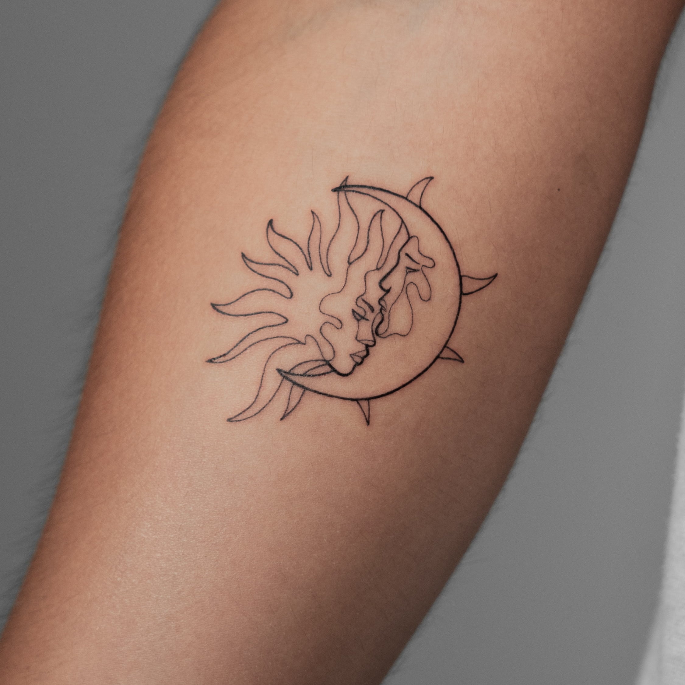 John Boy Tattoo small-tattoo-sun-and-moon-faces-one-line-art-petit-tatouage-soleil-et-lune-une-ligne-tatuaje-pequeno-sol-y-luna-una-linea-john-boy-tattoo-israel