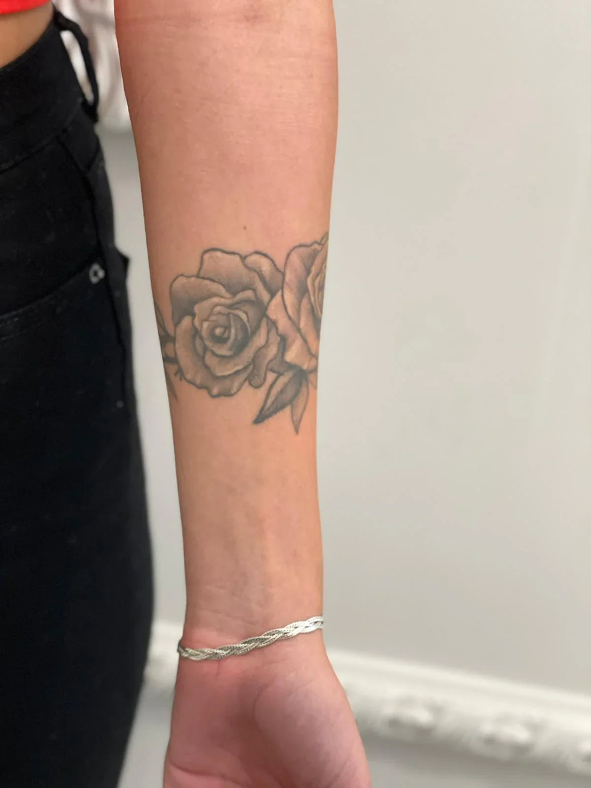 טיפול נכון בקעקוע חדש: המדריך המקיף של ג'ון בוי להחלמה מושלמת