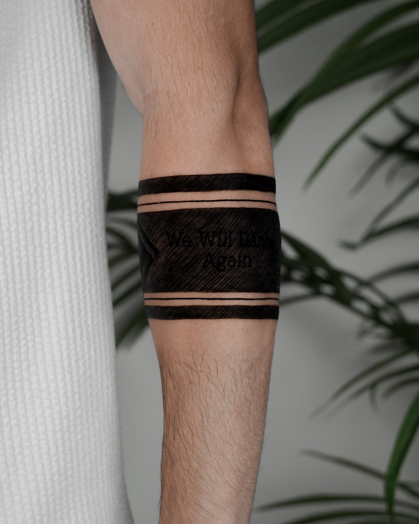 קעקוע צמיד לגבר: תכשיט נצחי שלא יורד לעולם