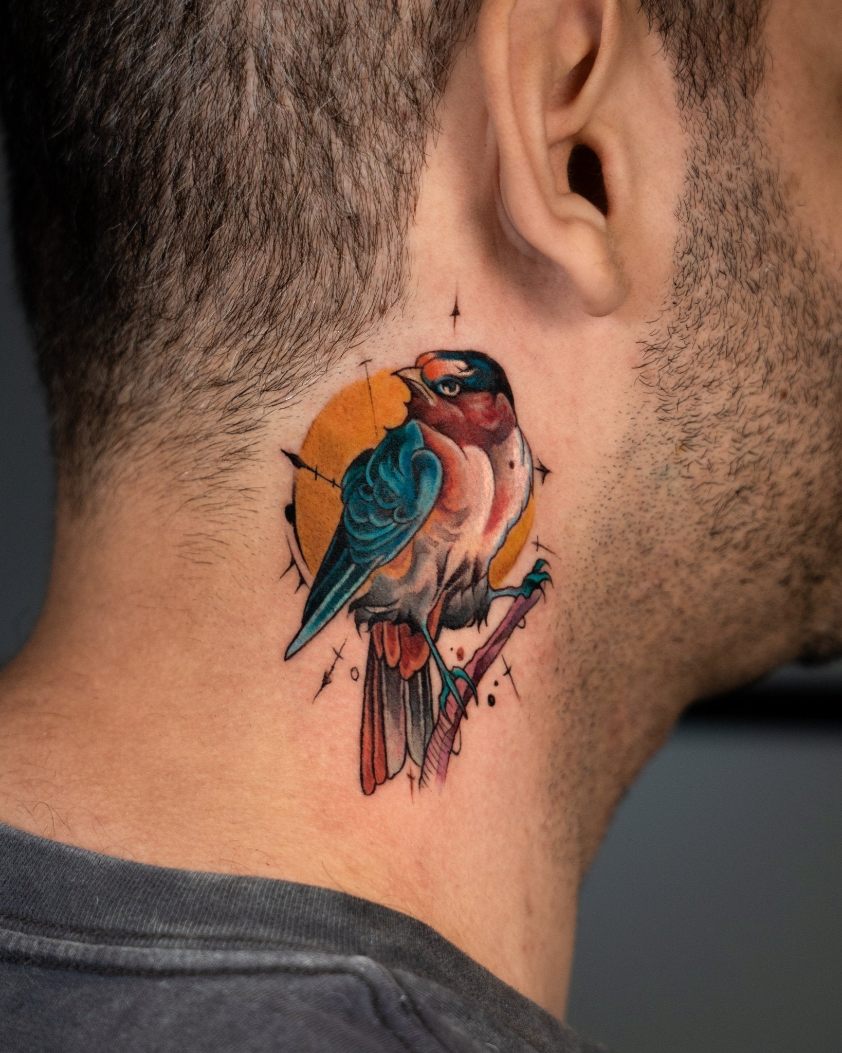 קעקועים בצוואר: הצהרה נועזת שלא מסתירים