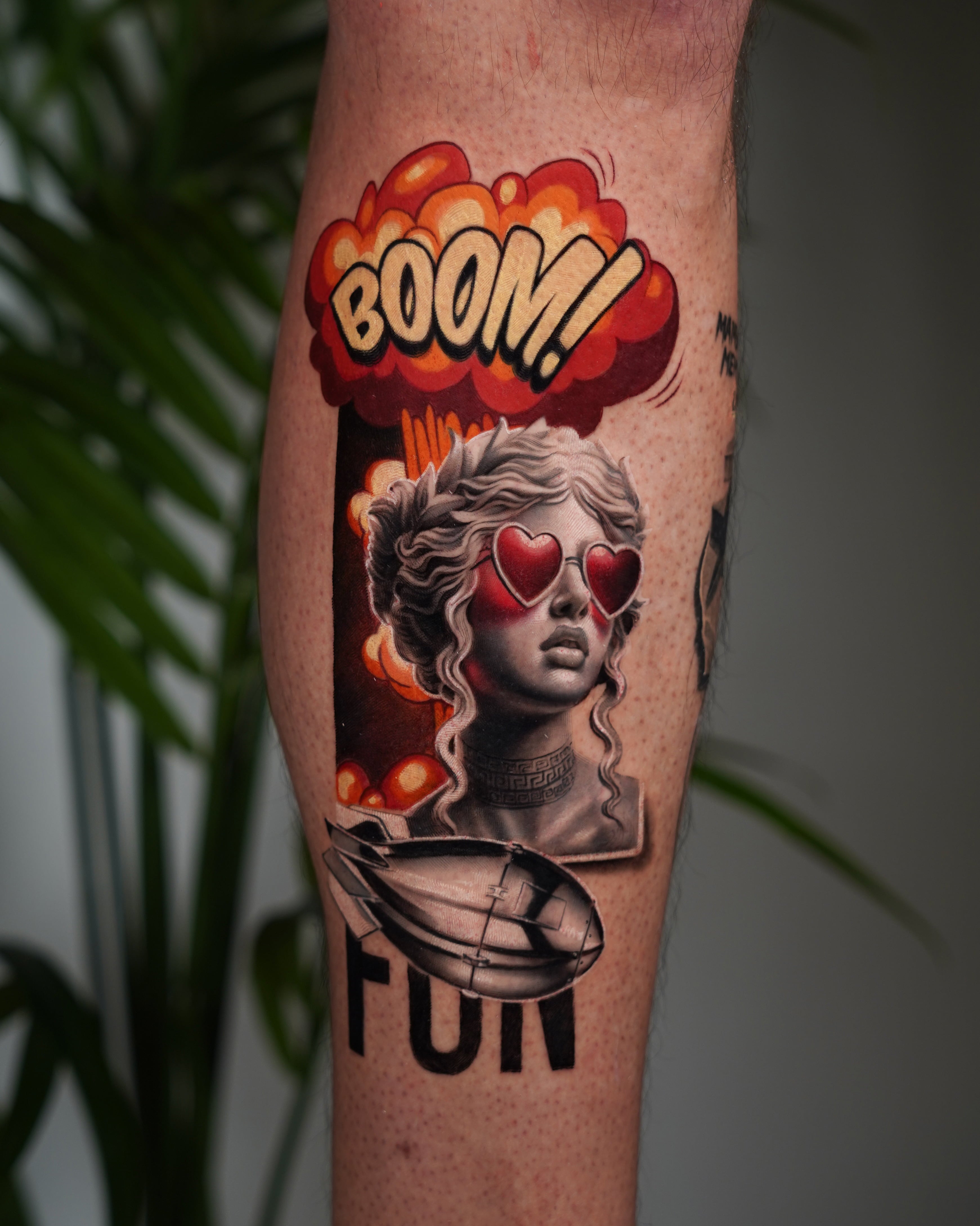 John Boy Tattoo large-tattoo-pop-art-statue-heart-sunglasses-color-leg-grand-tatouage-pop-art-statue-lunettes-coeur-tatuaje-grande-pop-art-estatua-gafas-corazon-john-boy-tattoo-israel