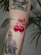 John Boy Tattoo small-tattoo-cherries-pink-bow-color-realism-petit-tatouage-cerises-noeud-rose-tatuaje-pequeno-cerezas-lazo-rosa-john-boy-tattoo-israel