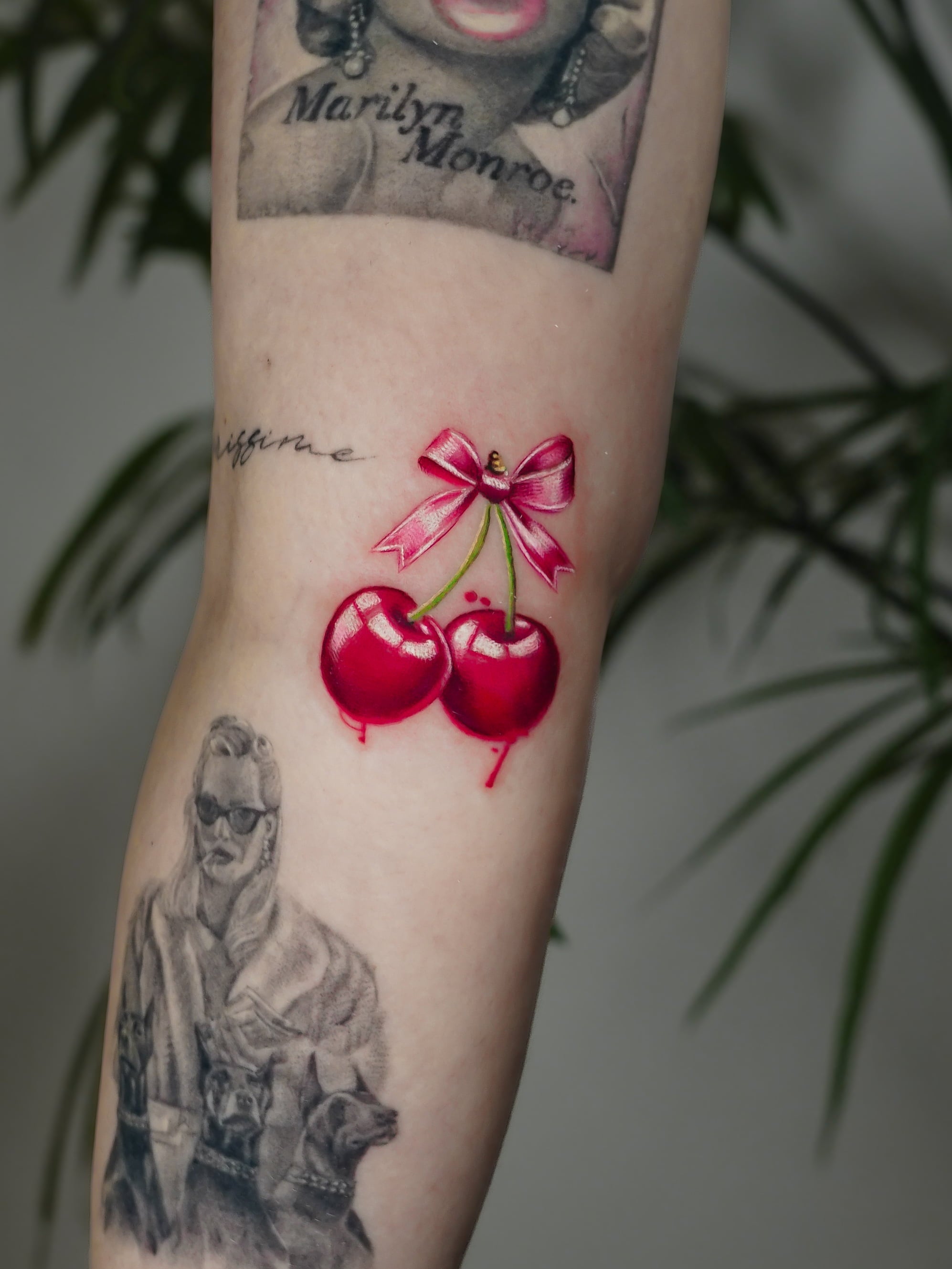 John Boy Tattoo small-tattoo-cherries-pink-bow-color-realism-petit-tatouage-cerises-noeud-rose-tatuaje-pequeno-cerezas-lazo-rosa-john-boy-tattoo-israel