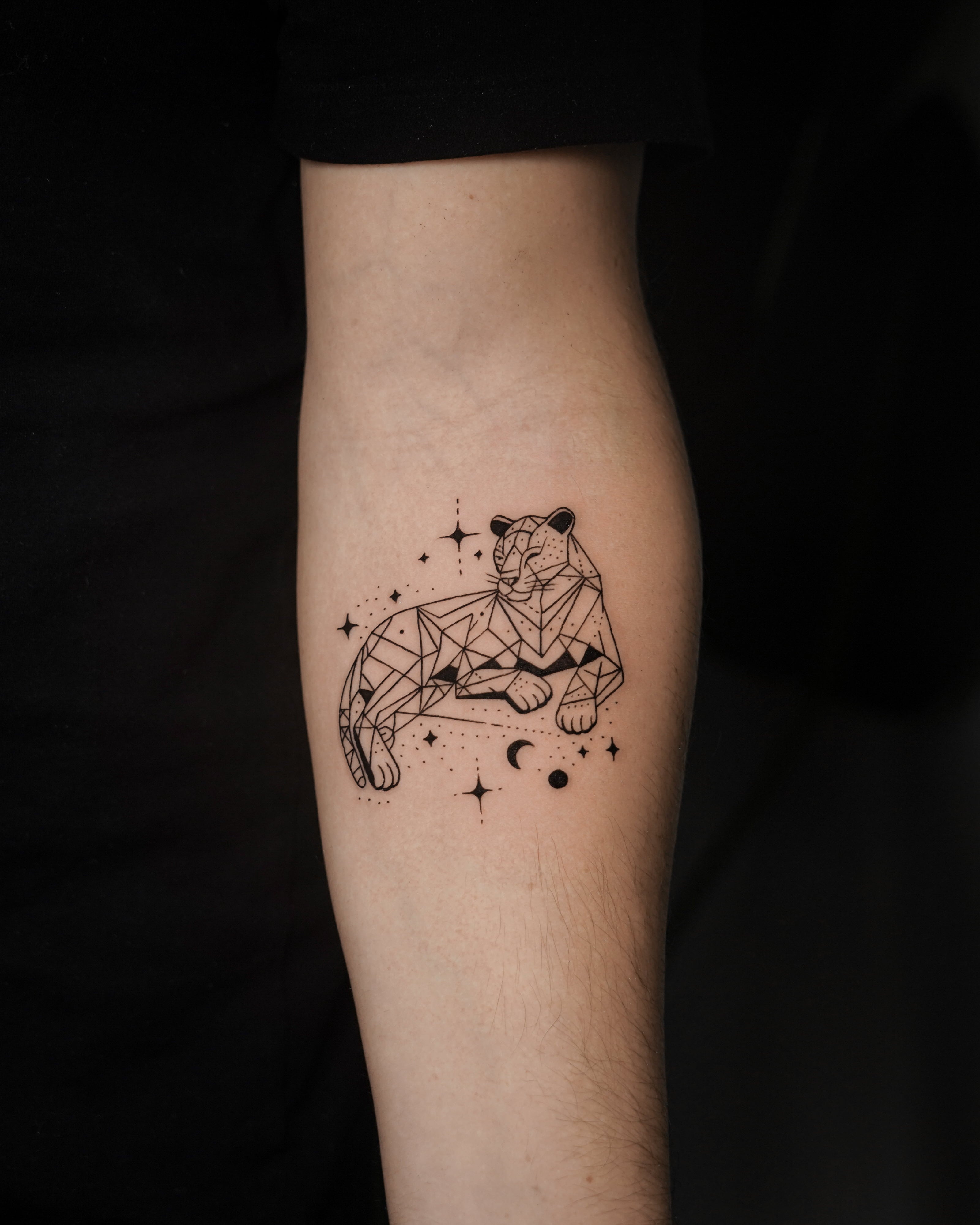 John Boy Tattoo small-tattoo-geometric-tiger-stars-moon-blackwork-petit-tatouage-tigre-geometrique-etoiles-lune-tatuaje-pequeno-tigre-geometrico-estrellas-luna-john-boy-tattoo-israel