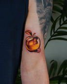 John Boy Tattoo small-tattoo-golden-apple-color-realism-arm-petit-tatouage-pomme-doree-bras-tatuaje-pequeno-manzana-dorada-brazo-john-boy-tattoo-israel