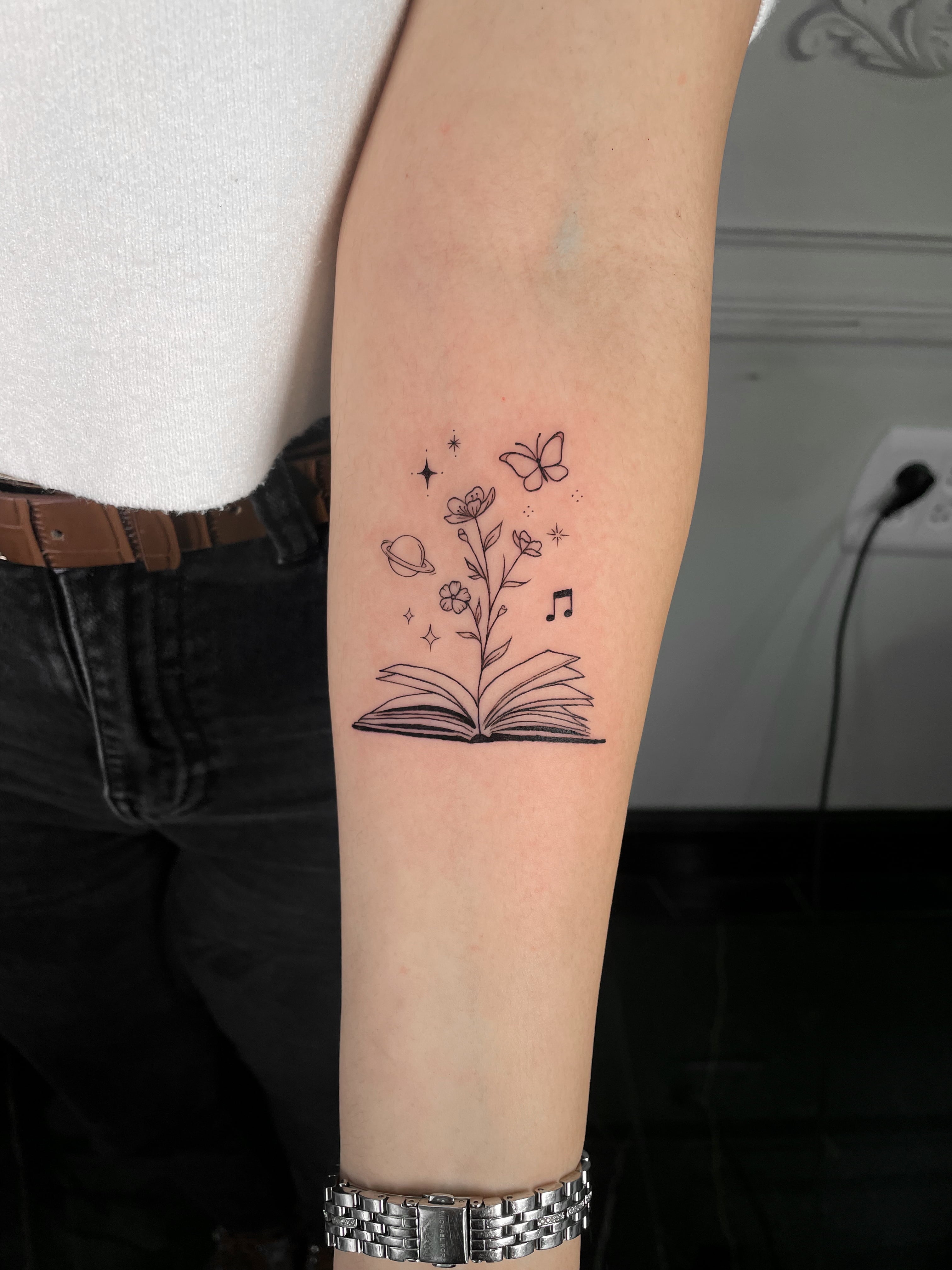 John Boy Tattoo small-tattoo-open-book-flowers-butterfly-fine-line-petit-tatouage-livre-ouvert-fleurs-papillon-tatuaje-pequeno-libro-abierto-flores-mariposa-john-boy-tattoo-israel