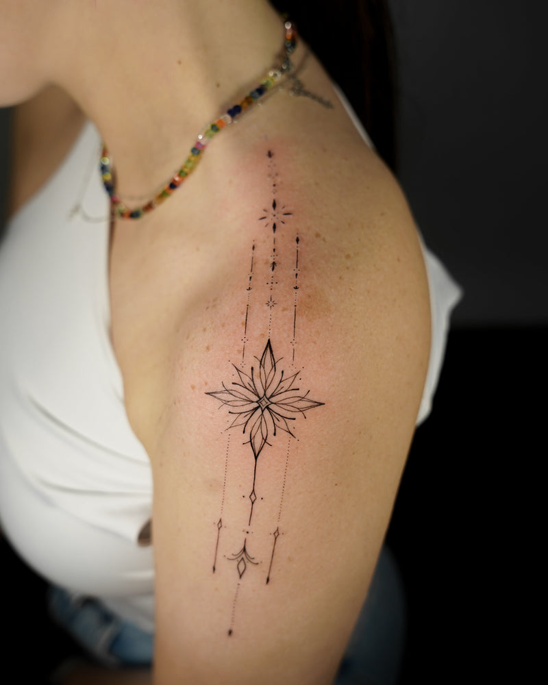 John Boy Tattoo small-tattoo-ornamental-flower-dotwork-arrows-fine-line-shoulder-petit-tatouage-fleur-ornementale-epaule-tatuaje-pequeno-flor-ornamental-hombro-john-boy-tattoo-israel