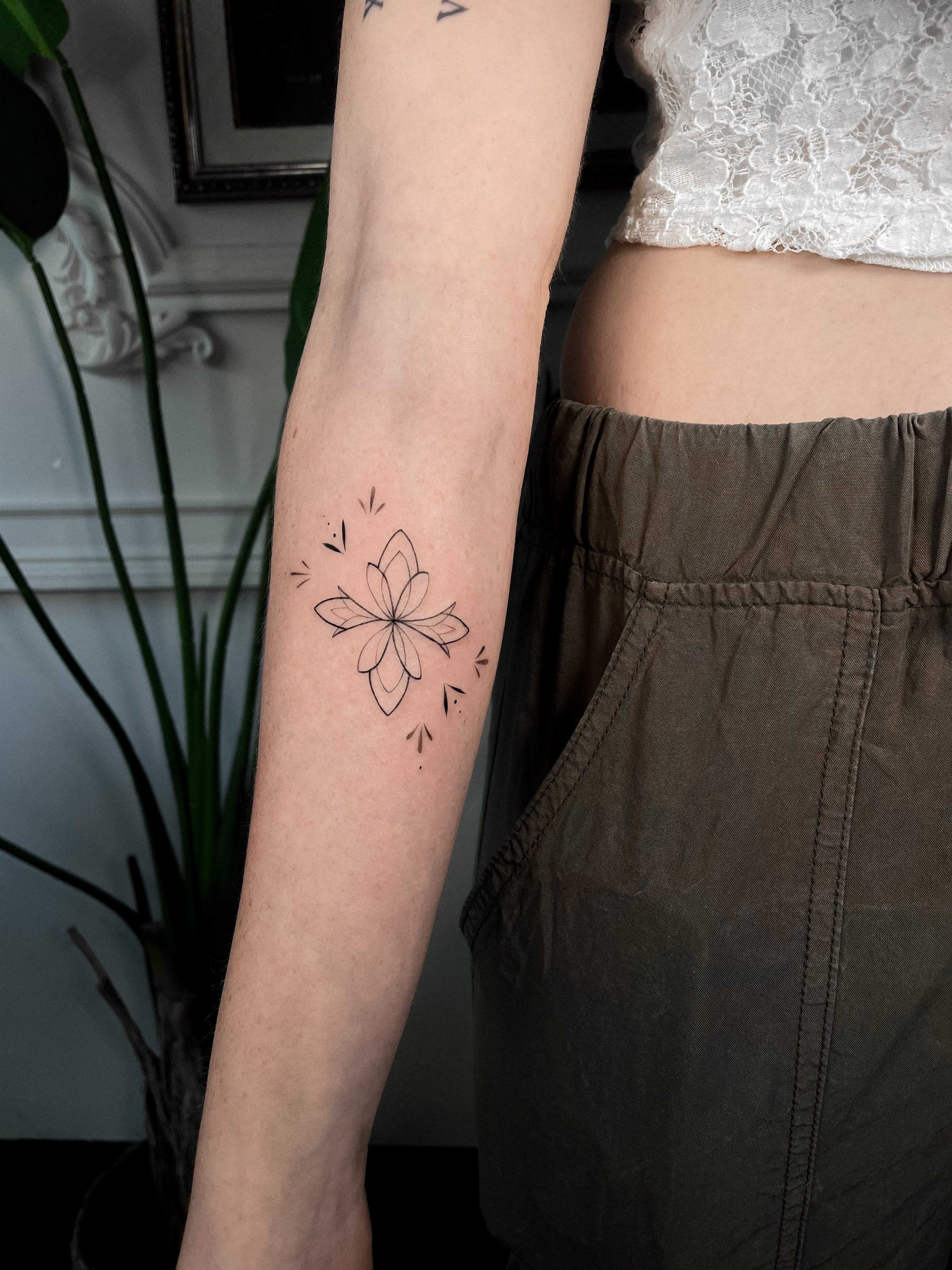 John Boy Tattoo small-tattoo-ornamental-lotus-flower-sparkles-fine-line-petit-tatouage-fleur-lotus-ornementale-tatuaje-pequeno-flor-loto-ornamental-john-boy-tattoo-israel