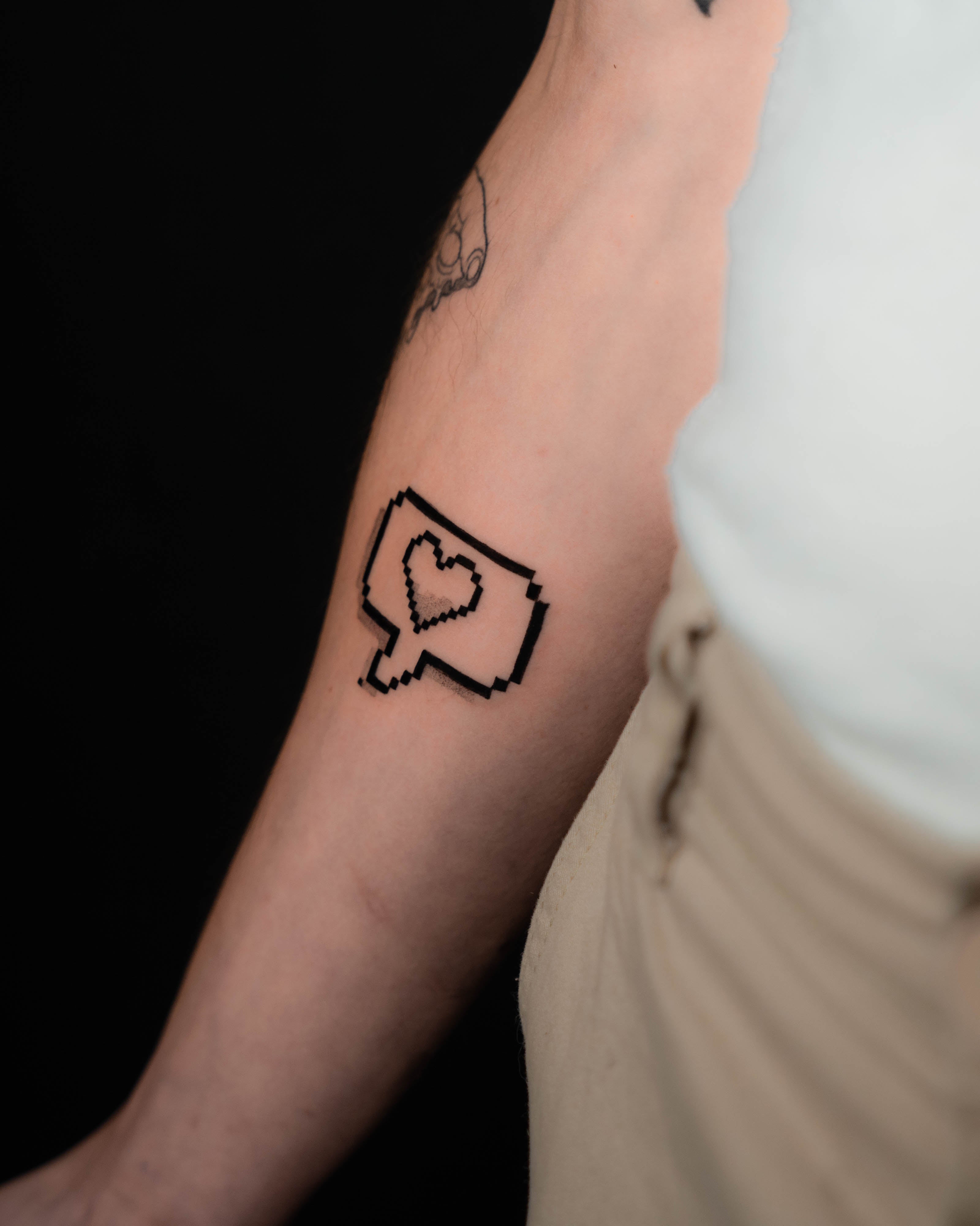 John Boy Tattoo small-tattoo-pixel-heart-like-button-gaming-style-petit-tatouage-coeur-pixel-jeu-video-tatuaje-pequeno-corazon-pixel-videojuego-john-boy-tattoo-israel